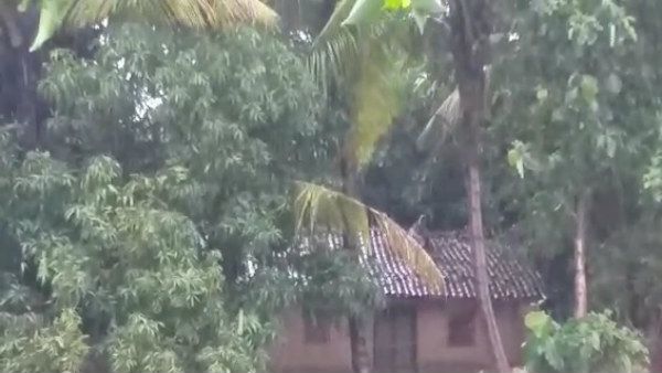 వరదల దెబ్బకు రెండు రోజులు ఇంటి మీద దంపతులు, రక్షించాలని ఆర్తనాదాలు!