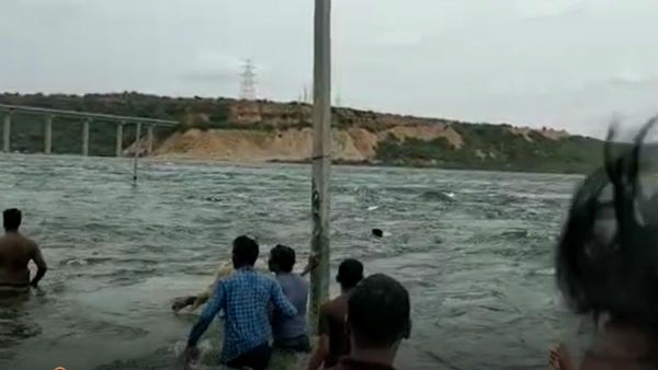 నాగర్జున సాగర్ విహారంలో విషాదం...లైవ్‌లో కొట్టుకుపోయిన యువకుడు