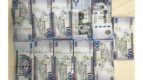 స్వీటు బాక్సుల్లో కోటిన్నర.. హైదరాబాద్ టు దుబాయ్.. చివరకు..!