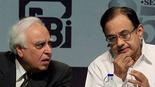 చిదంబరం సంతకం మాత్రమే చేశారు, కార్తీకి సంబంధం లేదు: కపిల్ సిబల్