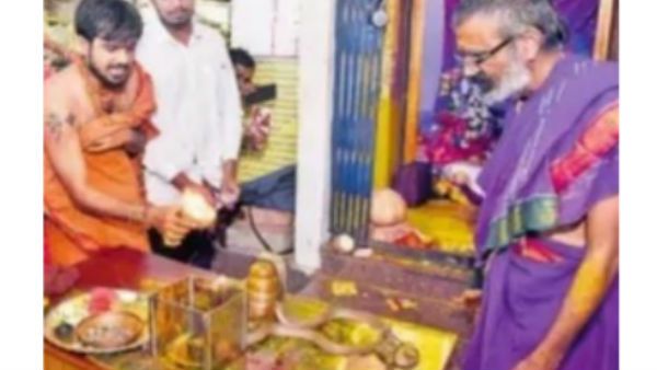 అమ్మోరి ఆలయంలో నాగుపాము.. ప్రత్యేక పూజలు.. ఎగబడ్డ జనం..!