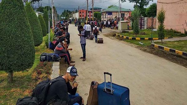 కశ్మీర్ లో పరిస్థితులు భయపెడుతున్నాయి..! స్వస్ధలాలకు పయనమవుతున్న స్టూడెంట్స్..!!