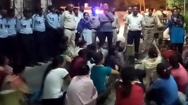 గర్ల్స్ హాస్టల్ చుట్టూ డ్రోన్ కెమెరా చక్కర్లు.. రోడ్డెక్కిన విద్యార్థినులు..!