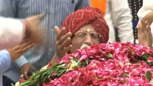 చిన్నమ్మ అంటూ కుప్పకూలిన గులాటీ.. పిల్లాడిలా రోదించిన వ్యాపార దిగ్గజం (వీడియో)