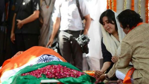 సుష్మాస్వరాజ్ అంత్యక్రియలు కూడా ప్రత్యేకమే.. కూతురు బన్సూరి అన్నీ తానై..