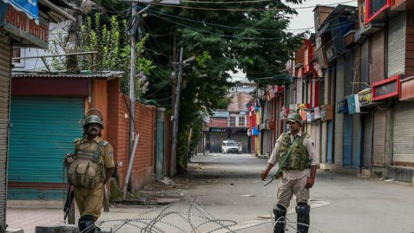 జమ్ము కశ్మీర్‌లో ప్రభుత్వ చర్యలను సమర్థించిన సుప్రిం కోర్టు... పిటిషన్ విచారణ వాయిదా,