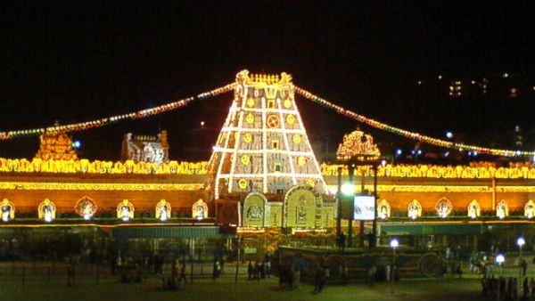 టీటీడీ జేఈఓ ధర్మారెడ్డికి కొత్త తలనొప్పి: ఆయన పేరుతో దళారుల ధందా: పీఆర్వోలుగా చలామణి