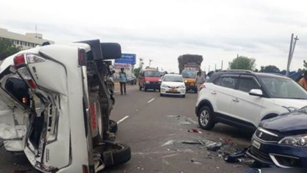 ఒకదాని వెనక మరోటి.. ఢీ కొన్న ఆరు కార్లు... ఐదుగురు మృతి