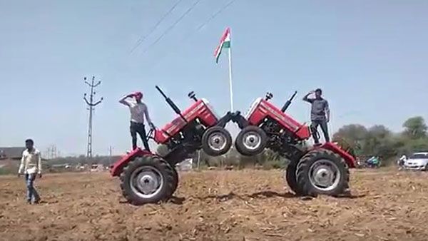 వీడియో: ట్రాక్టర్లతో జెండాను ఎగుర వేసిన వైనం: ఆ రైతుల జెండా వందనం అద్భుతం!