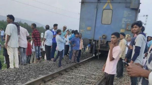 బోగీలను వదిలి పరుగులు పెట్టిన విశాఖ ఎక్స్‌ప్రెస్ రైలింజన్..ఎంత దూరం వెళ్లిందంటే..?