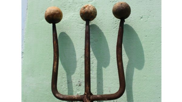 వామ్మో.. అదేం వైద్యం రా బాబు.. కళ్లు పొడిచేస్తారు..! త్రిశూలంతో ఒళ్లంతా గుచ్చుతారట..!!