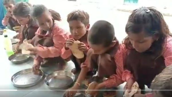 కూర లేదు.. ఉప్పుతో సరి.. మధ్యాహ్న భోజనంలో విద్యార్థులకు చుక్కలు..! (VIDEO)