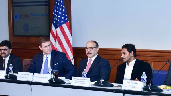 జగన్ విజయంపై అమెరికాలో ఇలా :రెడ్ టేపిజం ఉండదు : యూఎస్‌ ఛాంబర్‌ ఆఫ్‌ కామర్స్‌ సమావేశంలో..!!