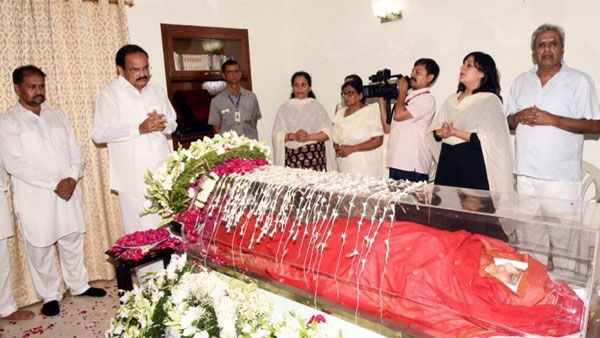 సుష్మ తనకు రాఖీ కట్టేదన్న వెంకయ్య..! జ్ఞాపకాలను నెమరు వేసుకున్న ఉప రాష్టపతి..!!