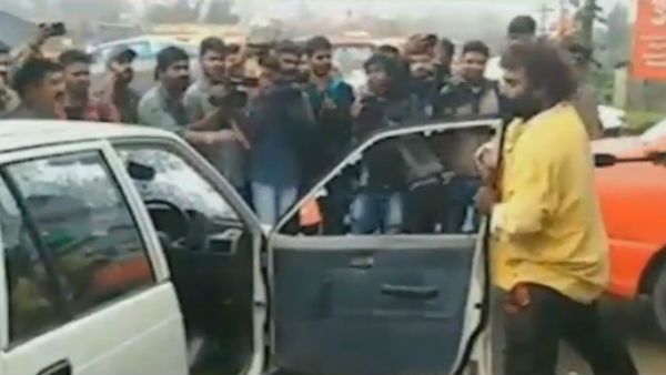 Bigg Boss effect ? : నటుడు, దర్శకుడు విచిత్ర ప్రవర్తన.. హోటల్ వద్ద కారుపై దాడి...