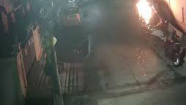 విజయవాడలో అర్ధరాత్రి కలకలం: పార్క్ చేసిన వాహనాలకు నిప్పు: రియల్ ఎస్టేట్ తగాదేనా?