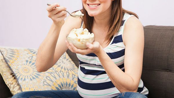 ఐస్‌క్రీములో మత్తు, యువతికి తినిపించిన టీటీఈ, పాంట్రీ స్టాఫ్.. ఆపై...