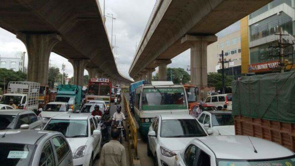 బెంగళూరులో ట్రాఫిక్ జాం రిపోర్టు, మీ కర్మ కాలిపోతుంది, హైదరాబాద్ లో గంటకు కి.మీ !