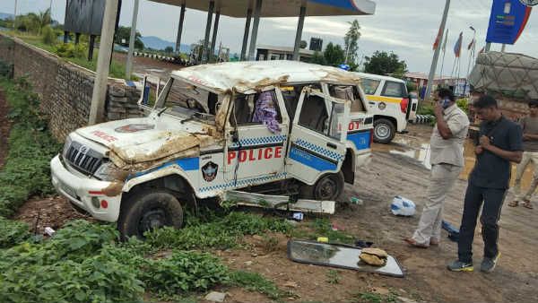 ఎమ్మెల్సీ గంగుల ప్రభాకర్ రెడ్డి ఎస్కార్ వాహనం బోల్తా..ముగ్గురికి తీవ్ర గాయాలు