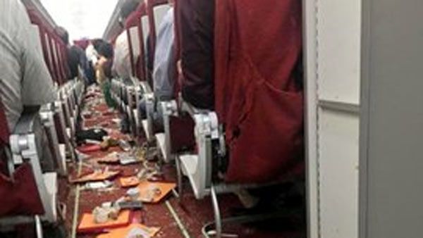 విజయవాడ వాసులకు తప్పిన పెను ప్రమాదం: ఈదురు గాలుల్లో చిక్కుకున్న ఢిల్లీ విమానం!