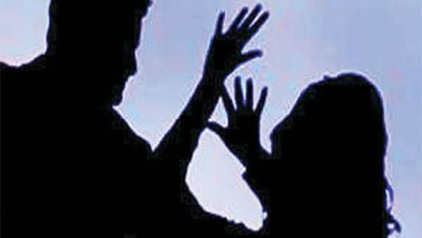 భారీ వానకు కరెంట్ కట్, ఫోన్ చేసి పిలిస్తే కామంతో రెచ్చిపోయిన ఎలక్ట్రీషియన్, జైల్లో!