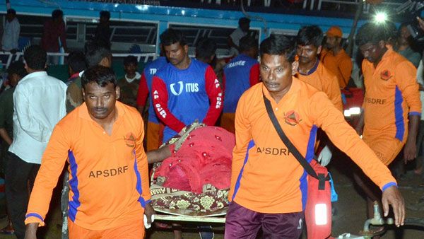 కచ్చులూరు గ్రామస్తులకు నగదు ప్రోత్సాహకం, సాహసం చేసినవారికి గుర్తింపు