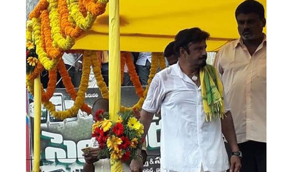 బరువైన హృదయం.. భారమైన సమయంలో.. కోడెల పార్థీవదేహంతో అంతిమయాత్ర వాహనంలో బాలయ్య..