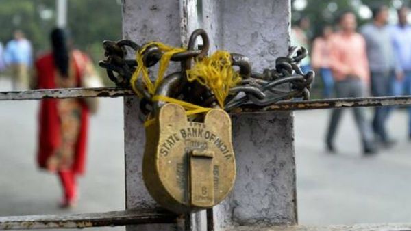 అమ్మ.. బ్యాంకు సిబ్బంది... పని ఒత్తిడిలో తాళం వేయడమే...