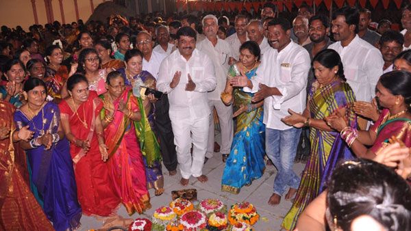 యెల్లో యెల్లో తంగేడు పూలు.. మల్లెను మించిన గునుగు పూలు.. బతుకమ్మ సంబురాలు షురూ