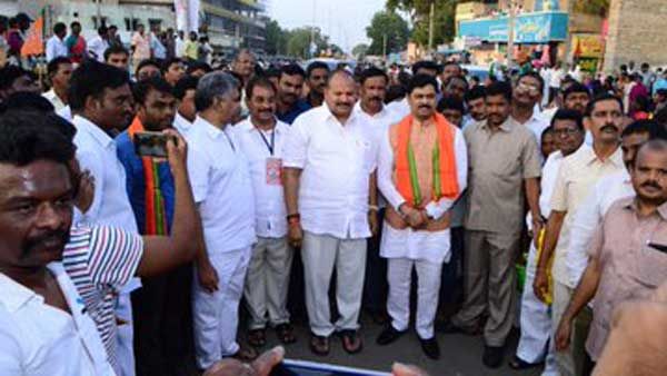 వైఎస్ జగన్ కంచుకోటపై కన్నేసిన కమలనాథులు.: భారీగా టీడీపీ, తటస్థుల చేరికలు!