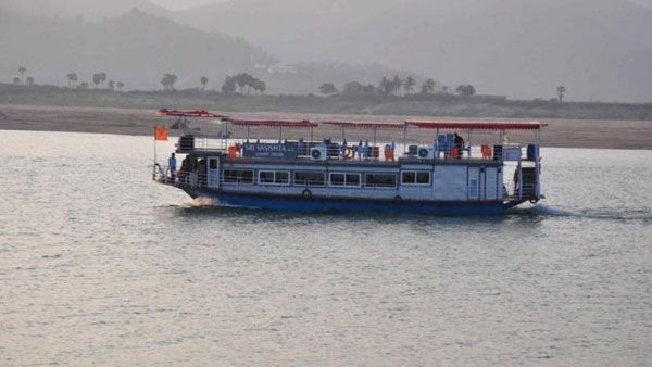 బ్రేకింగ్ : గోదావరిలో లాంచీ మునక.. 47 మంది గల్లంతు..! సీఎం ఆరా