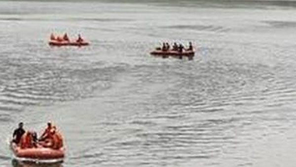 పోలీసులు అడ్డుపడ్డారు: ఉన్నతాధికారి పేరుతో ముందుకు: బోటు ప్రమాదానికి ముందు ఏం జరిగింది..!!