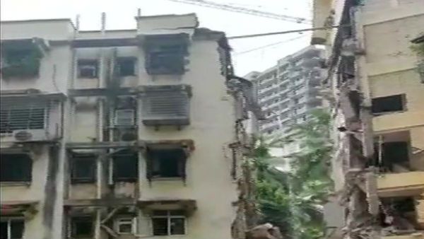 వీడియో: ముంబైలో కూలిన ఐదంతస్తులు భవనం
