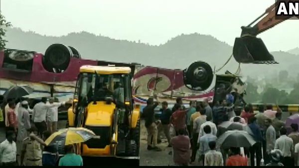 గుజరాత్‌లో ఘోర రోడ్డు ప్రమాదం, 21 మంది మృతి, ప్రధాని మోడీ సంతాపం