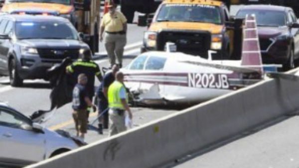 హైవేలో కార్ల మీదకు దూసుకెళ్లిన విమానం, పరుగో పరుగు, మొన్న మాస్కోలో!