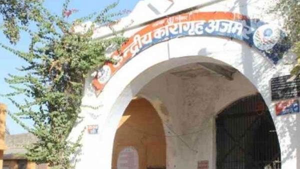 సెంట్రల్ జైల్లో వీఐపీ సేవలు, నెలకు రూ. 8 లక్షలు, సిగరెట్ ప్యాకెట్ రూ. 15 వేలు!