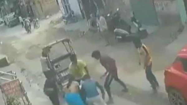 చైన్ స్నాచర్‌ను లాగిపడేసిన మహిళ: చితక్కొట్టారు, ‘బ్రేవో’ అంటూ నెటిజన్లు(వీడియో)