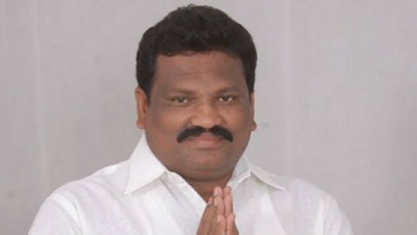 జంక్షన్ లో వైసీపీ ఎమ్మెల్యే కొడుకు బర్త్ డే ఫంక్షన్ .. గంటలకొద్దీ ట్రాఫిక్ జామ్ తో వాహనదారులు ఫైర్ 