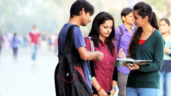 నాలుగేళ్ల కనిష్టం: భారీగా పడిపోయిన బీటెక్, ఎంటెక్ ఎన్‌రోల్‌మెంట్స్