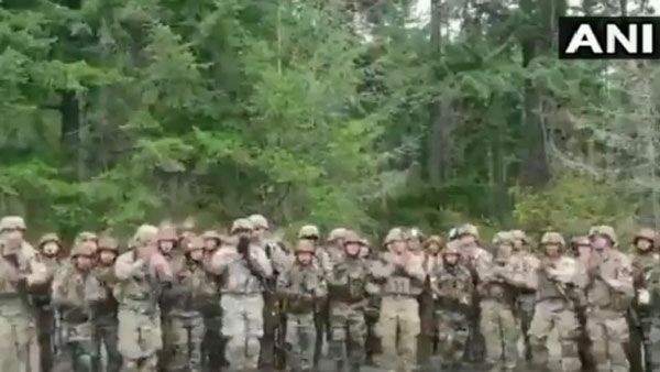 అమేరికా మరియు భారత సైన్యాలు కలిసి డాన్స్ చేసిన వేళ...! వీడియో