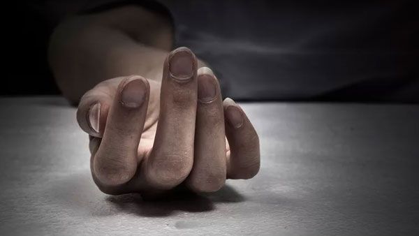 మద్యం తాగిన మైకంలో ఫ్రెండ్ ను చంపేశారు, బాత్ రూంలో శవం, సీసీ కెమెరాల్లో!