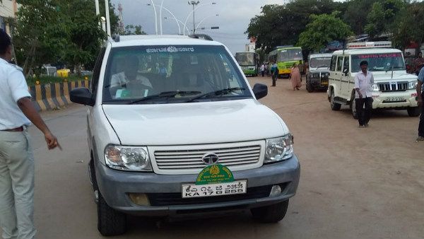 ప్రభుత్వ కారు, అయితే ఏం, ట్రాఫిక్ పోలీసుల దెబ్బకు డ్రైవర్ దూల తీరింది!