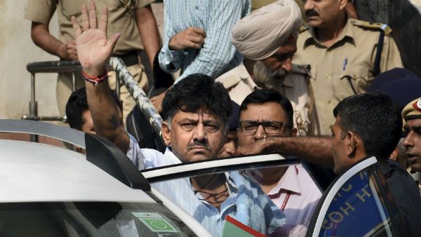 హైకోర్టులో డీకే శివకుమార్ కు ఎదురు దెబ్బ, తీహార్ జైలే, తమ్ముడికి సమన్లు, పాపం!