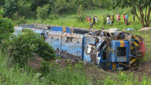 పట్టాలు తప్పిన రైలు.. 50 మంది మృతి .. ఎక్కడో తెలుసా ..?