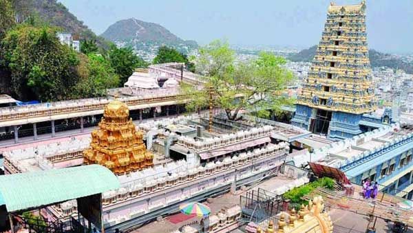 గ్యాస్ లీక్..: దుర్గ గుడి వంట గదిలో.. తప్పిన పెను ప్రమాదం