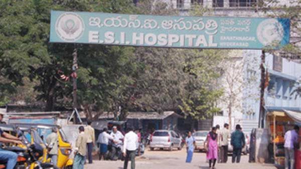 అడుగు తేడా పడితే అనంతలోకాలకే..!సనత్ నగర్ ఈఎస్ఐ ముందు నరకం చూస్తున్న పాదచారులు..!!