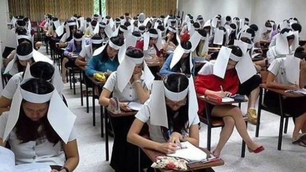 పరీక్షలో కాపీ కొట్టకుండా మరీ ఇలానా?: తలపై బాక్సులు, పేపర్లు!