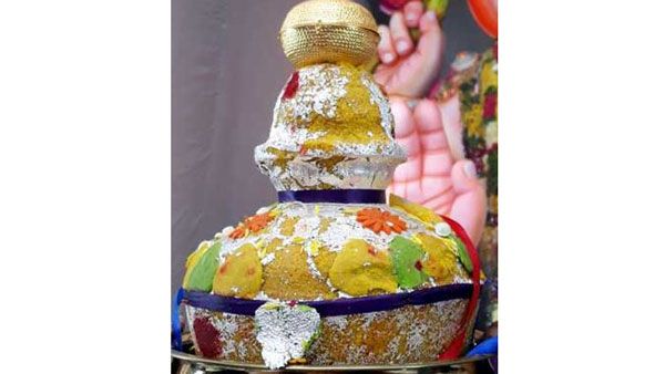 బంగారు లడ్డు వేలం.. పోటాపోటీ.. చివరకు ఎంత పలికిందంటే..!