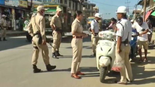 హెల్మెట్ ధరించని వాహనదారులకు స్వీట్లు పంపిణీ: ఎక్కడో తెలుసా?