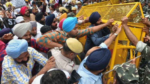 హస్తినలోని పాక్ హై కమిషన్ వద్ద ఉద్రిక్తత.. మత మార్పిడిని నిరసిస్తూ సిక్కుల ఆందోళన ...